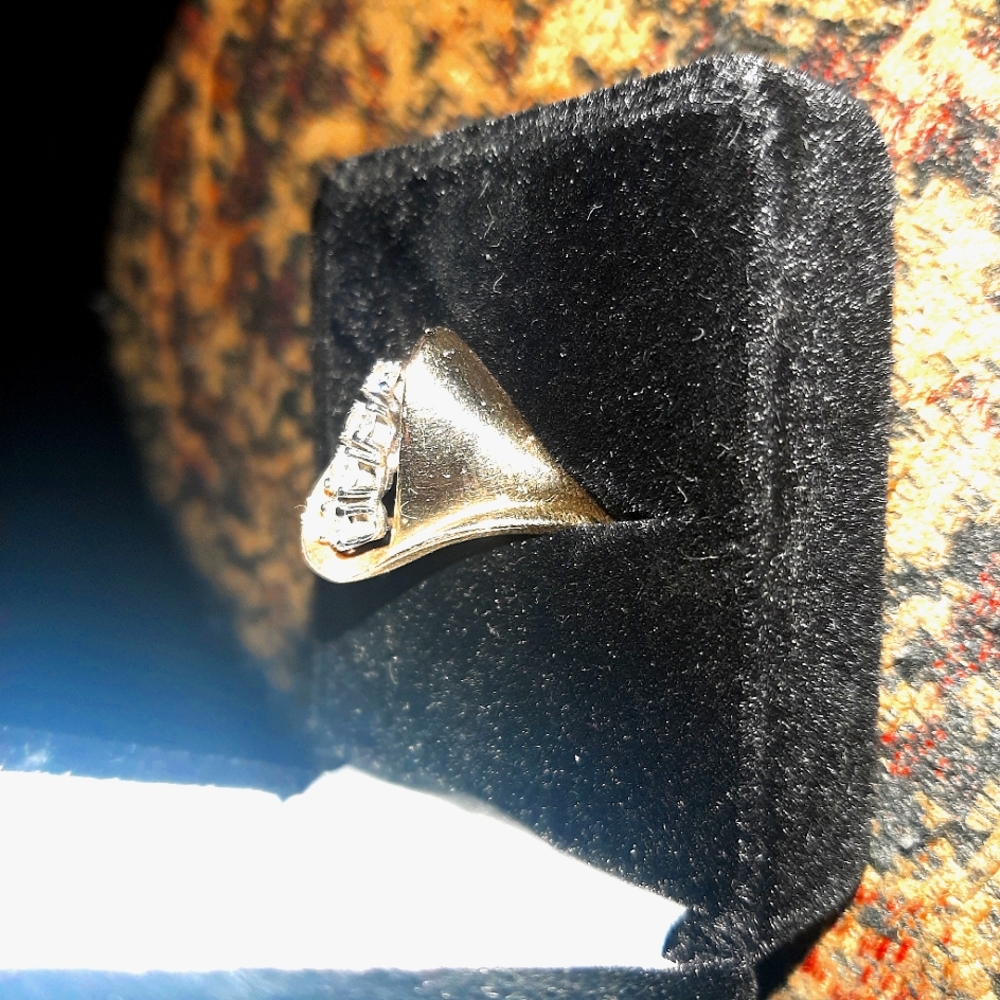 14k yellow gold diamond ring - Picture 2 of 5